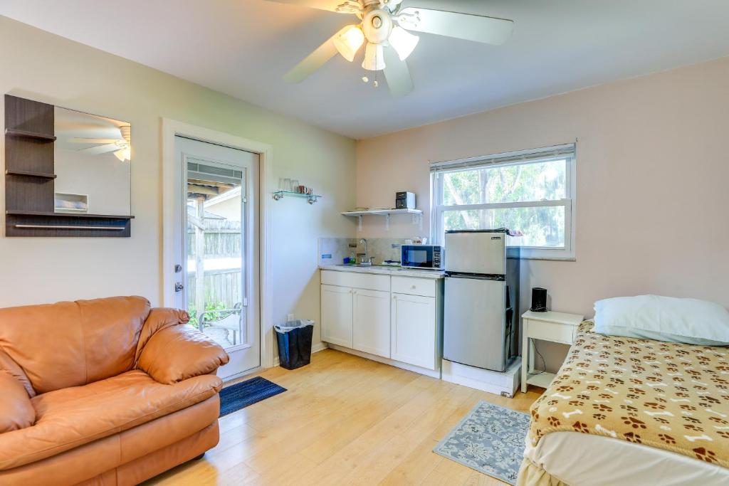Walkable Studio in Pinellas Park with Desk and Patio, St Petersburg