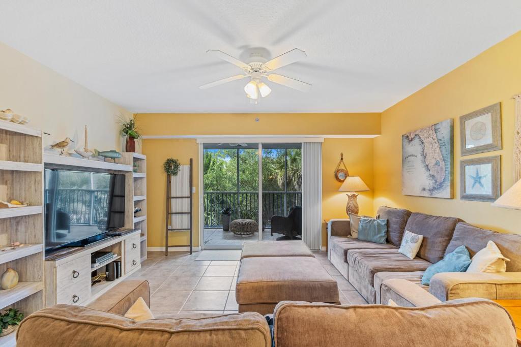 OW16-205 Spacious Condo with Screened Balcony, Walk to Beach, Pools, Hot Tubs, and More, New Smyrna Beach