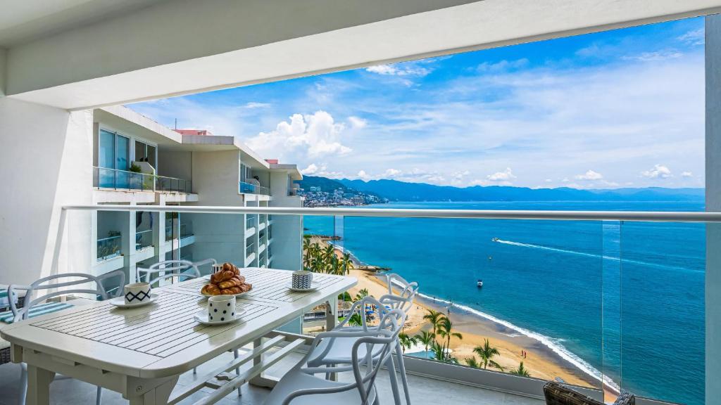 Stylish Oceanfront 2BR - Balcony with Sunset Views, Pools, Beach & Gyms, Puerto Vallarta