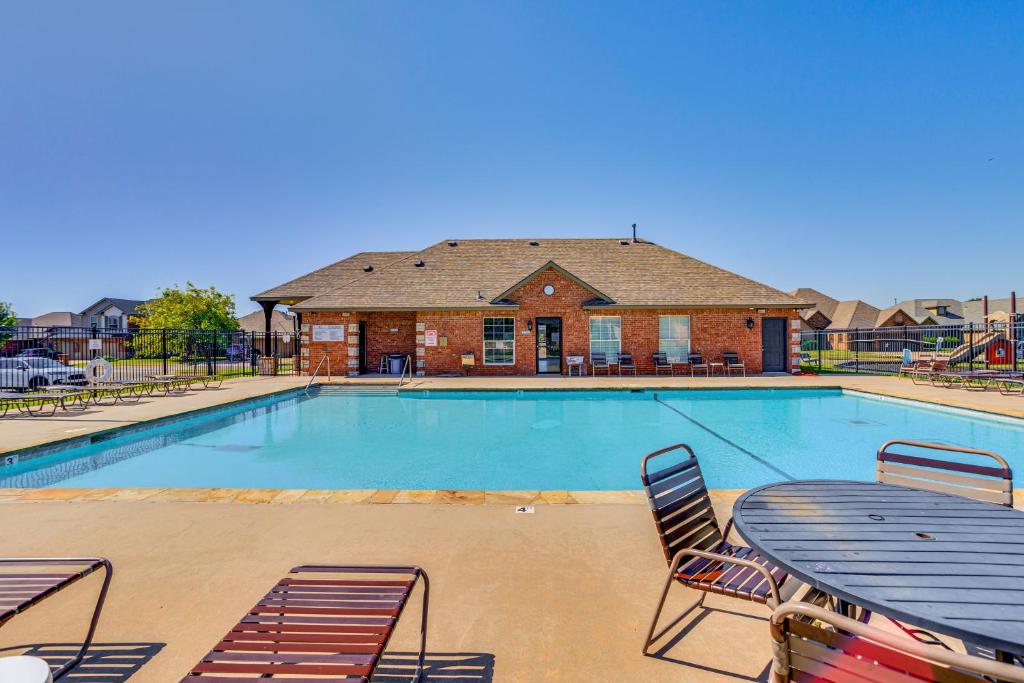 14 Mi to Dtwn OKC Edmond Gem with Fenced Yard!, Edmond