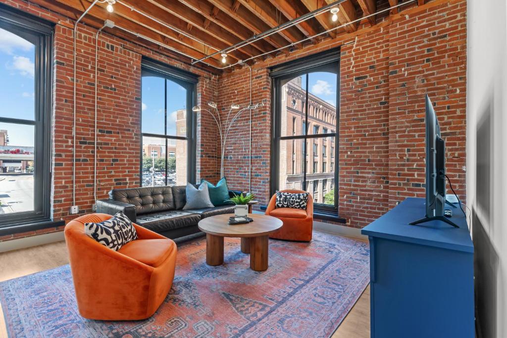 Sunny & Spacious Loft - Perfect for Work and Play!, Saint Louis