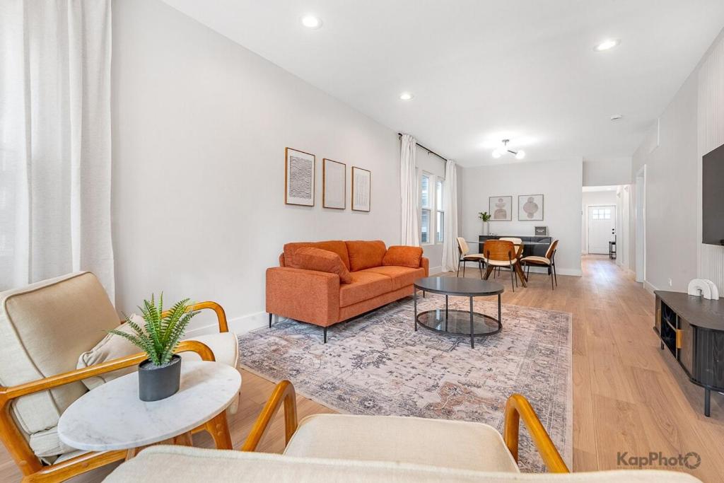 Modern 2BR Apartment with Free Parking in Avondale, Chicago