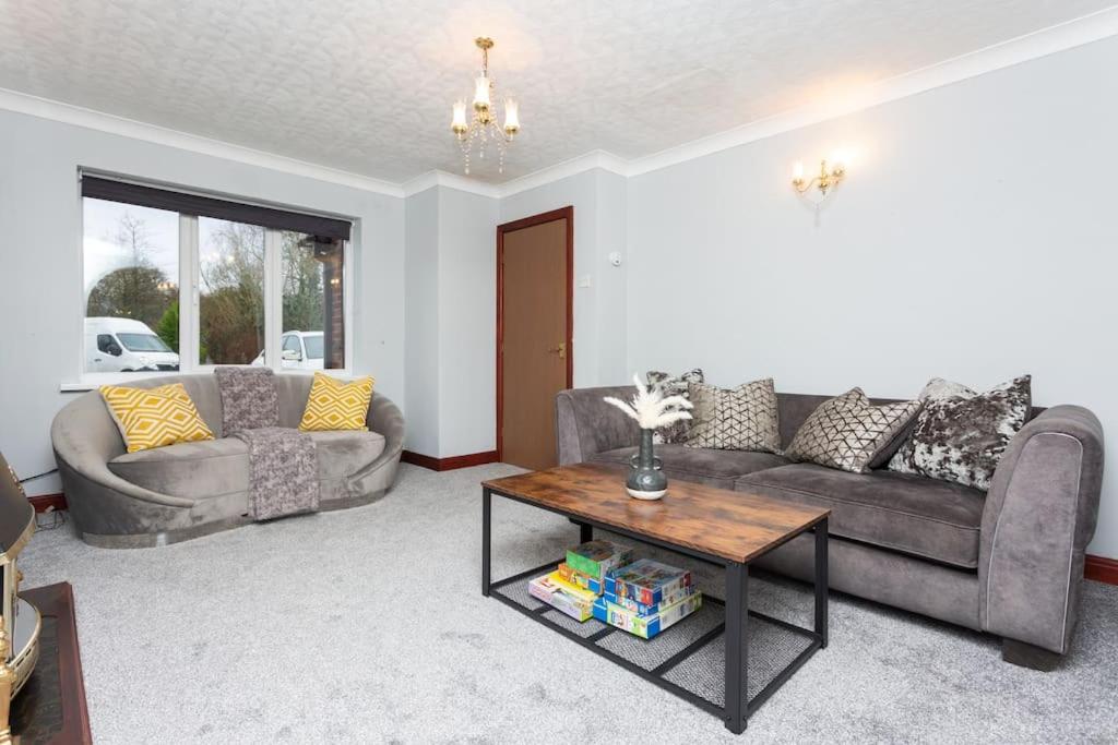 Preston 4 bedroom house near M55 & M6, Woodplumpton