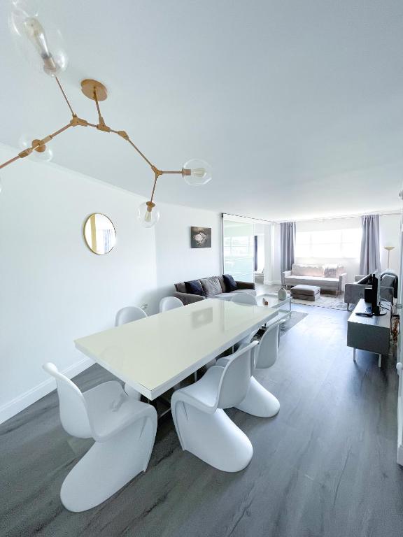 Big apartment by Convention Center with parking, Miami Beach