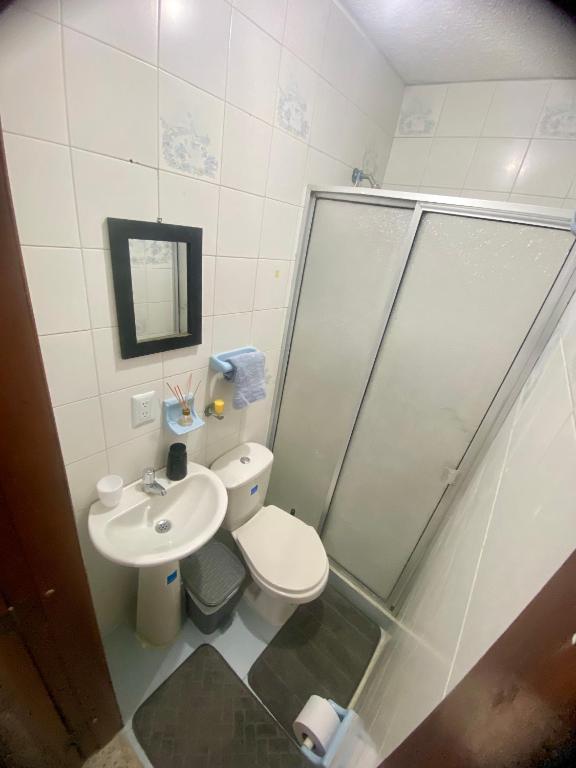 Amplia habitación con balcón y baño privado - 2