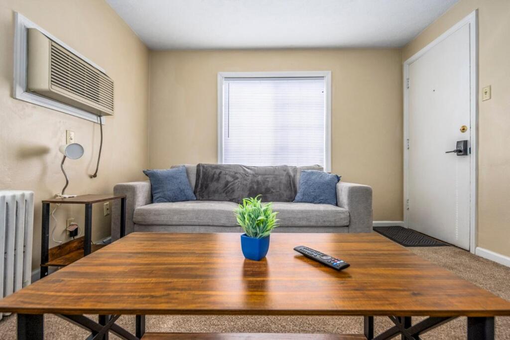 Paws & Peace Cozy 1BR Ground Flr Gem in Dayton, Dayton