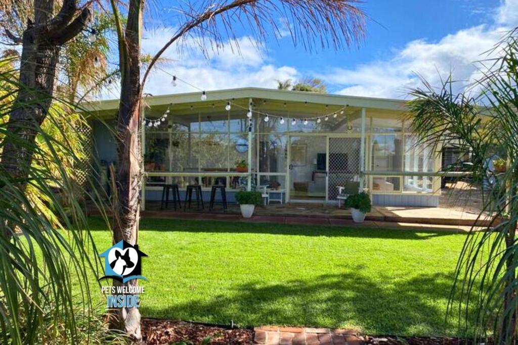 Retro Coastal Retreat with Vintage Style Sleeps 7, Port Elliot
