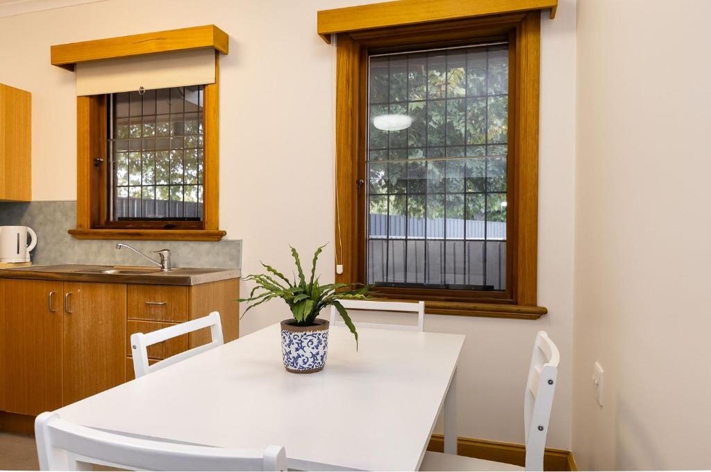 Olive Hideaway, Albury