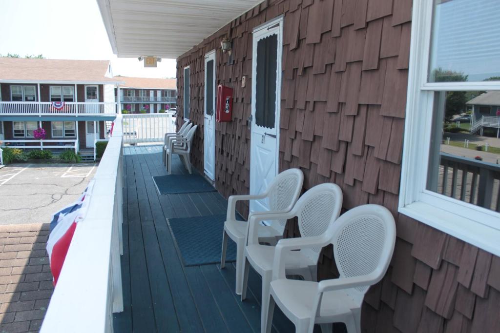 Inn Between the Beaches & Villager photo
