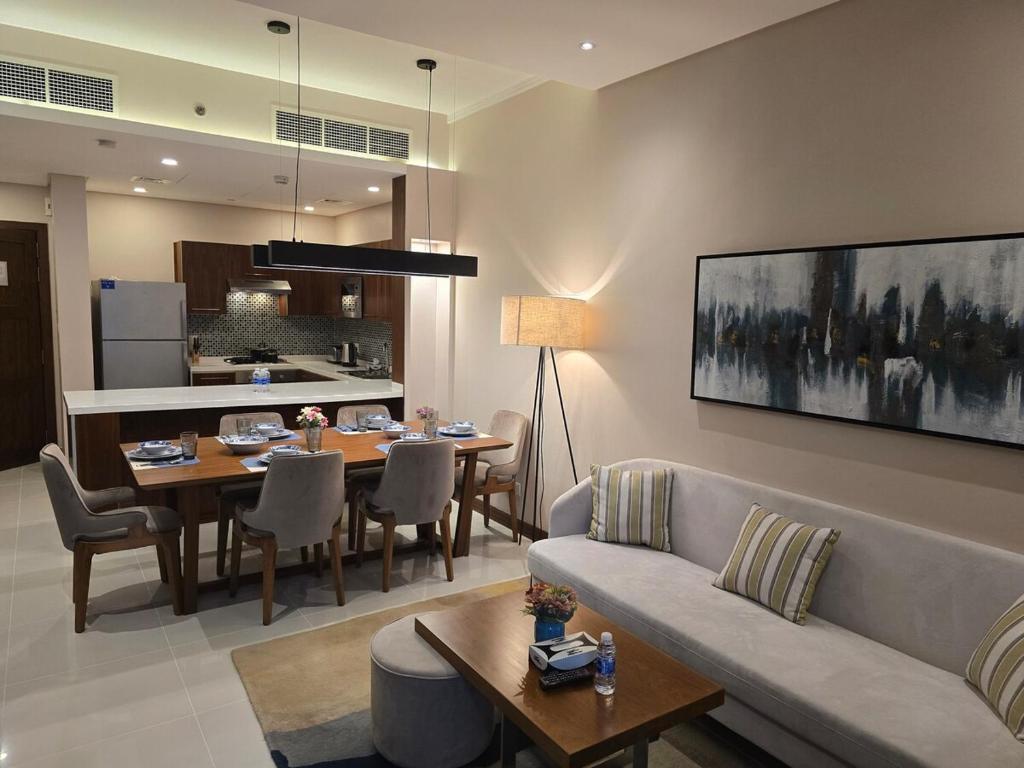 Sea view 3 bd room apartment, Manáma