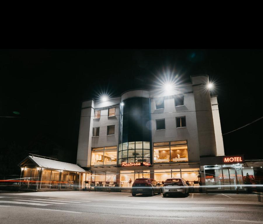 Mostarlic Motel, Raskršće