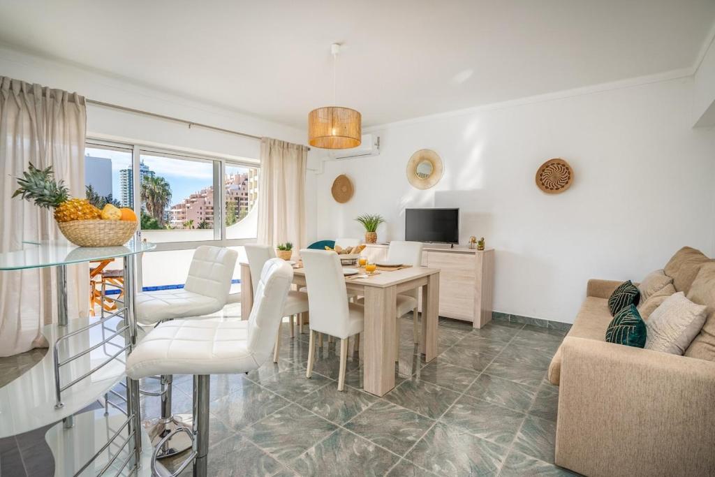 Charming Flat with Balcony - Portimão by HostWise, Portimão