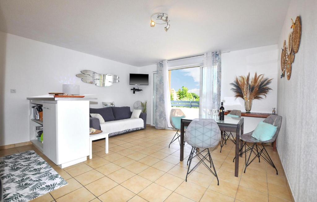 Beautiful Apartment In Canet-En-Roussillon - 3