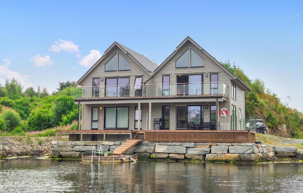 Amazing Home In Bremnes With Wifi, Bremnes