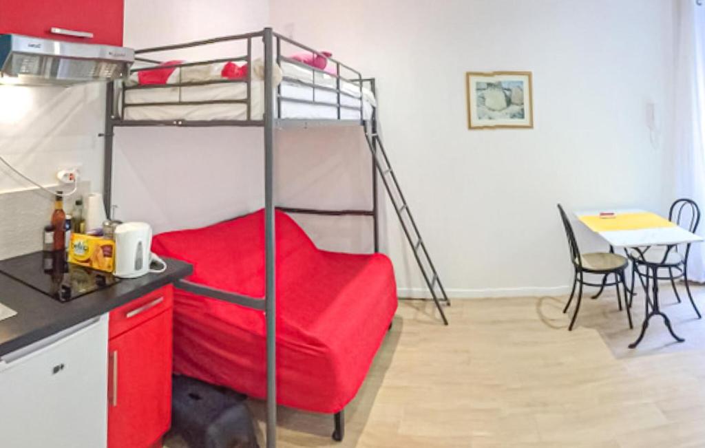 1 Bedroom Cozy Apartment In La Rochelle - 3