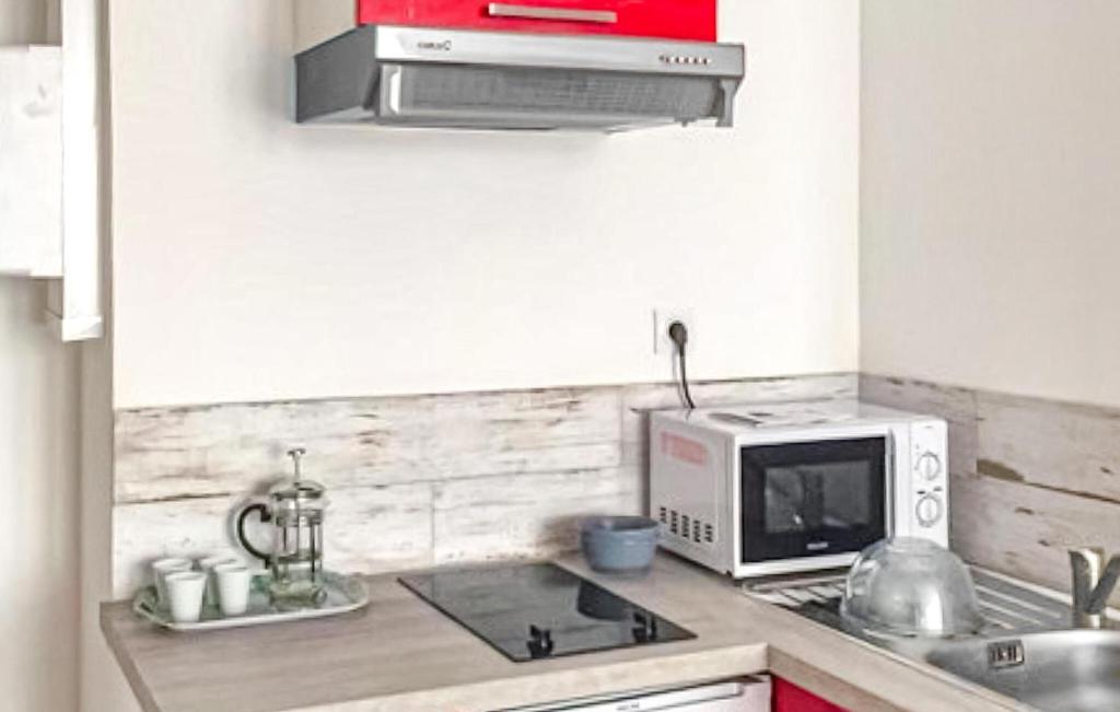 1 Bedroom Cozy Apartment In La Rochelle - 4