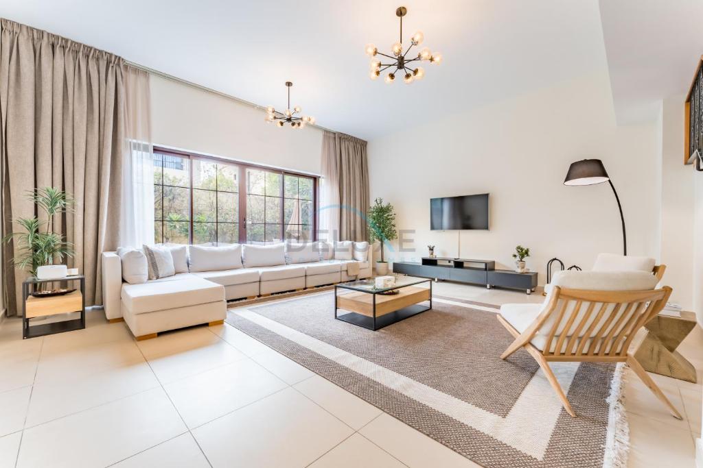 Spacious 4BR Plus Maids Villa, Near Avenue Mall, Cycle Park & Sports Complex - 15 Mins to Downtown Dubai, Nad Al Shiba Third by Deluxe Holiday Homes, Dubaj