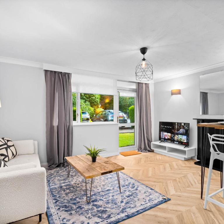 Stylish 2-Bed Apartment - Netflix, Garden & Free Parking 21E, Streetly