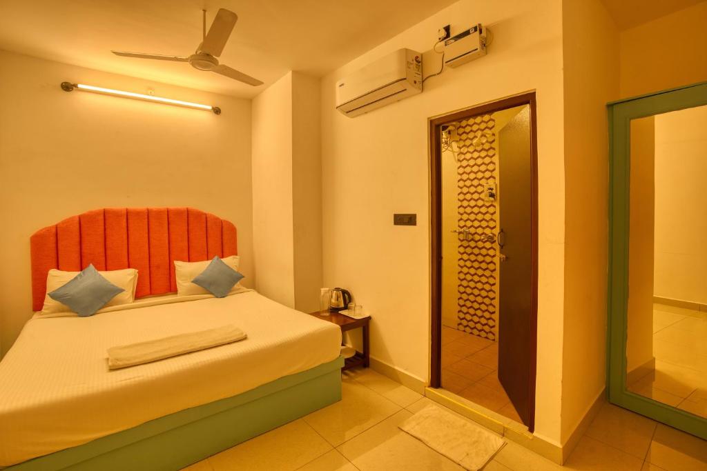 Daffodils by La Maison Charu, Puduččéri