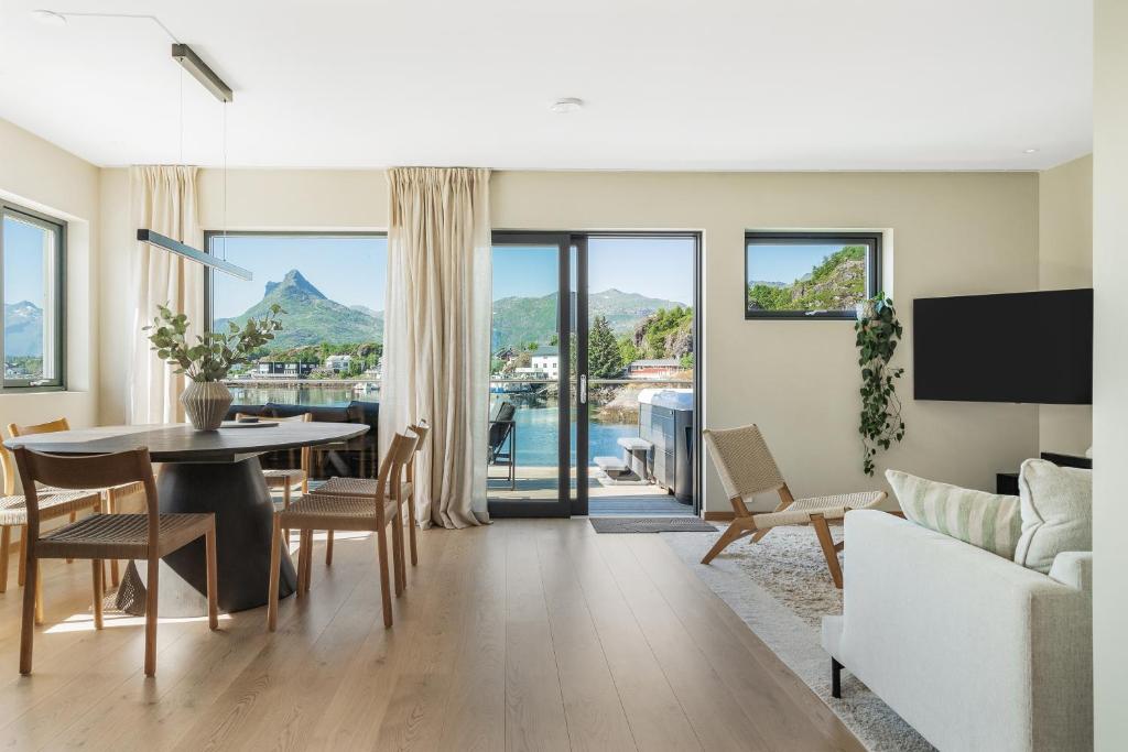 Spectacular mountain views with fireplace and jacuzzi, Svolvær