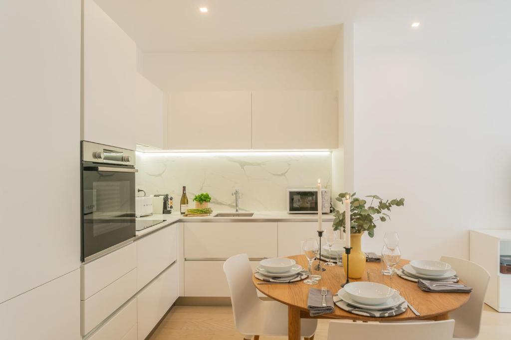 Central White Apartment by Rent All Como - 3