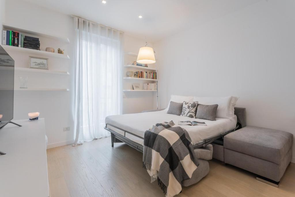 Central White Apartment by Rent All Como - 4