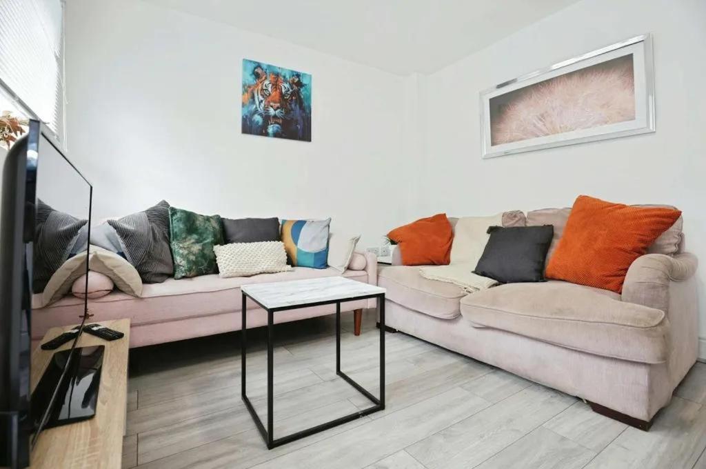 Stylish 5 Bed House Centre Of Coventry Sleeps 12, Exhall