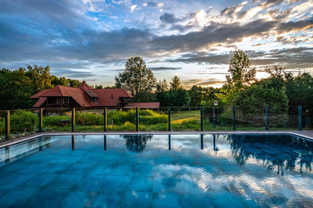 Szarvaskút Vendégházak, Zirc