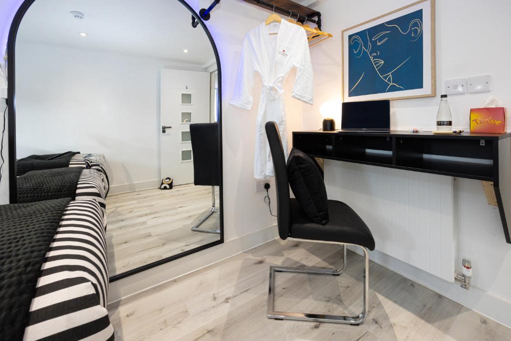 Wigan 4BR Retreat, Full Kitchen & Street Parking, Wigan