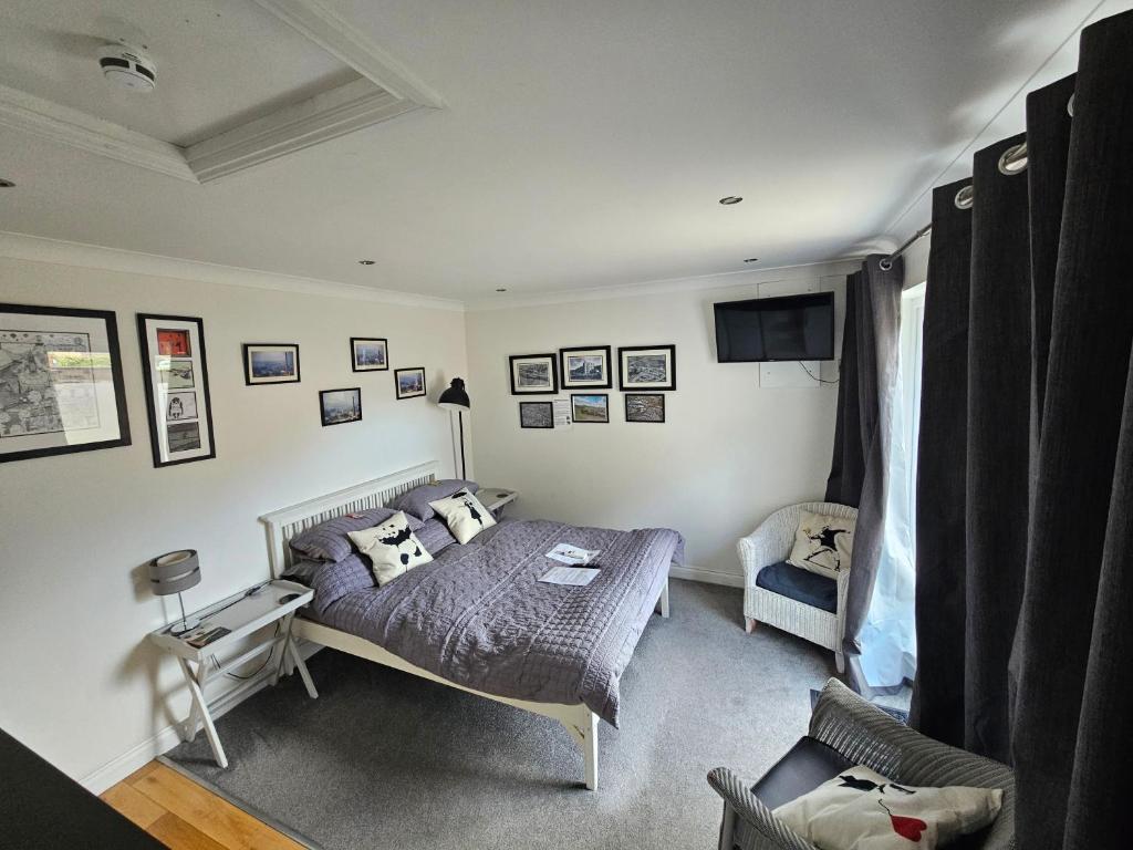Modern immaculate studio with AC & parking, outside the CAZ, Bristol