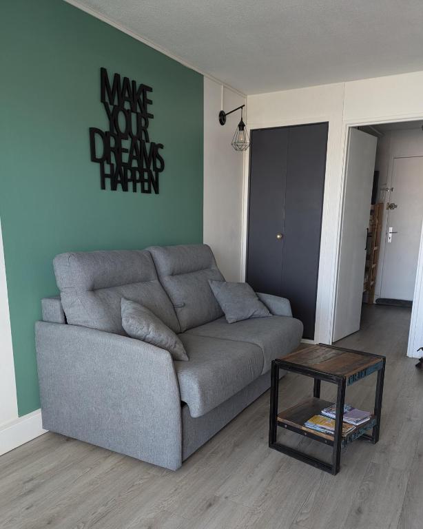 Vue dégagée et terrasse, studio 4 pers, piscine, parking, entre port et plage - 2