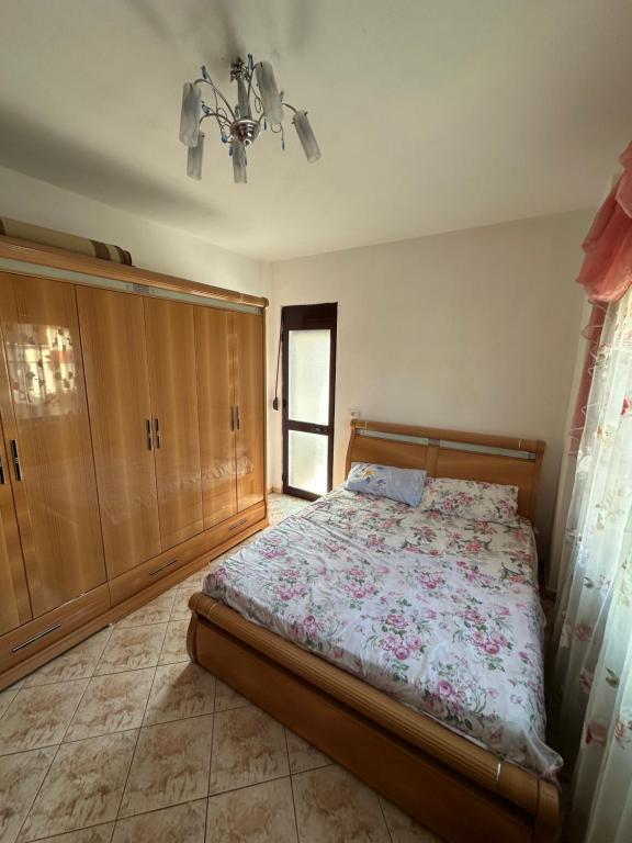 Mane Apartment 10, Golem