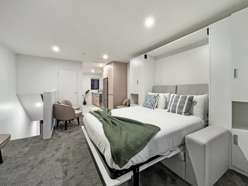 Bright Studio with Balcony on Bath Street, Christchurch