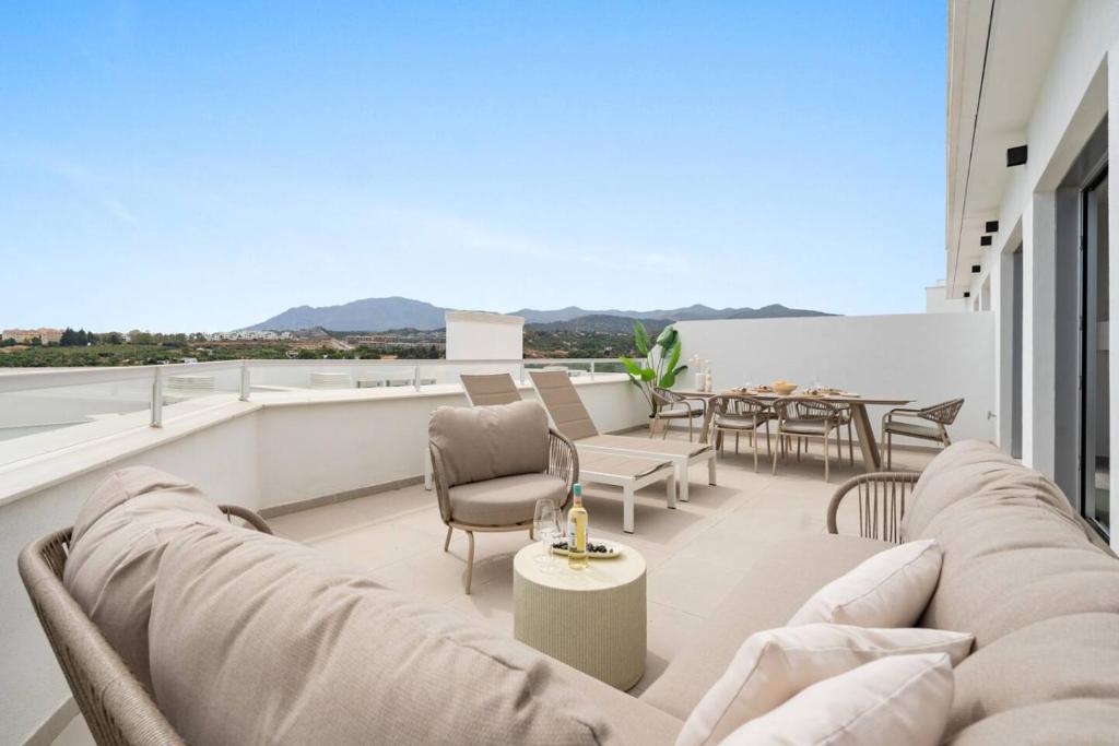 Ultimate Rentals - Coastal Comfort - Pool And Views in Oceana Gardens - 2