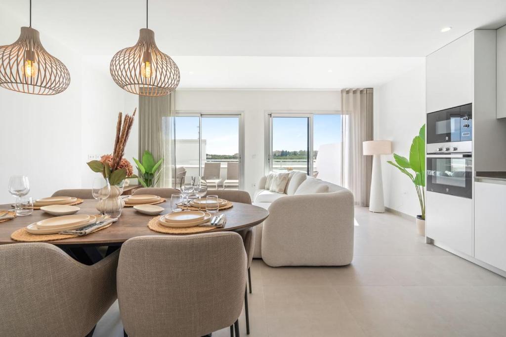 Ultimate Rentals - Coastal Comfort - Pool And Views in Oceana Gardens - 4