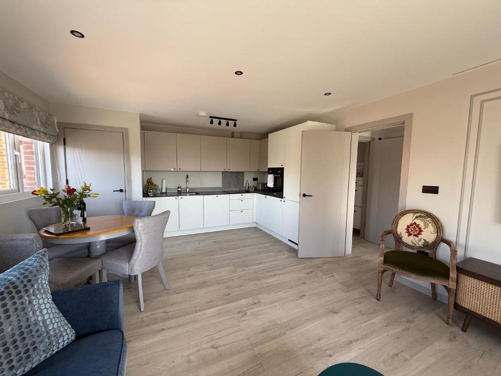 10 mins to Heathrow & 35 mins to LON Waterloo, Staines upon Thames