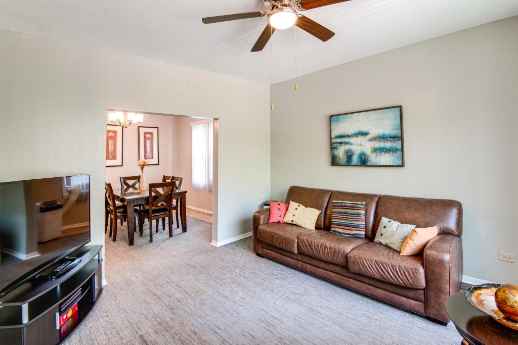 2 Mi to South Shore Beach Unit with Balcony and Yard!, Chicago