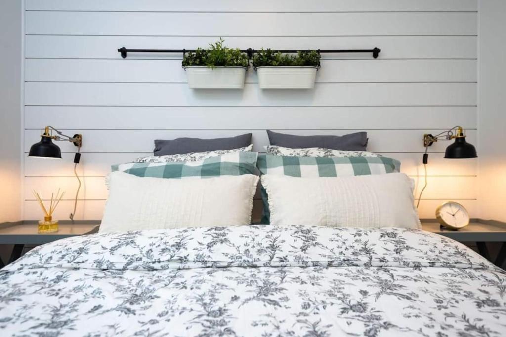 Private Escape! Tiny Home Style, Camas