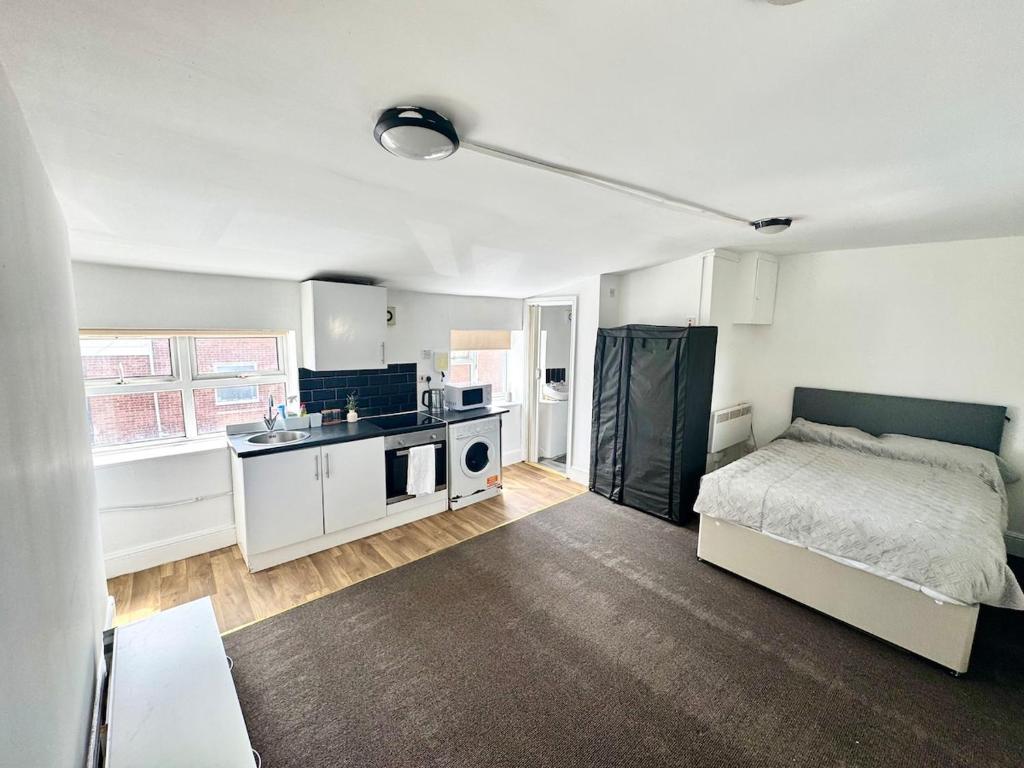 Self-contained studio flat, Southampton
