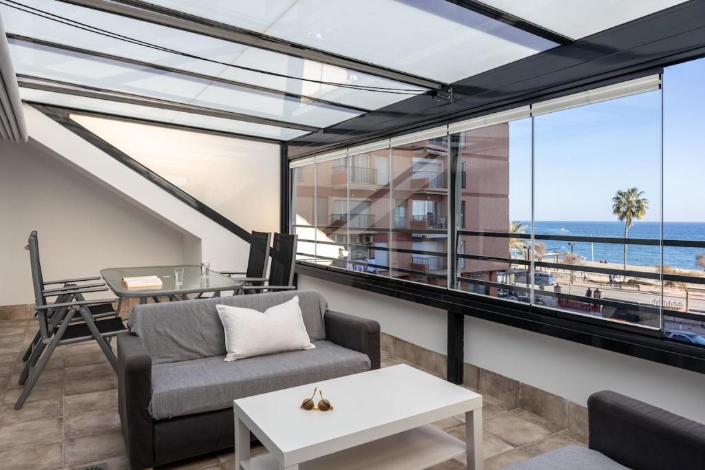 Ático con gran terraza y fantásticas vistas al mar - 1