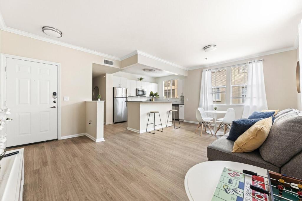 Stylish 2BR Condo with Amenities Near Six Flags, Santa Clarita