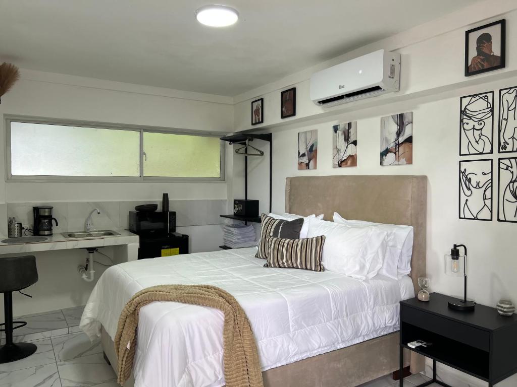 Fats Place on the Strip - Perdo Clisante - Studio, Sosúa