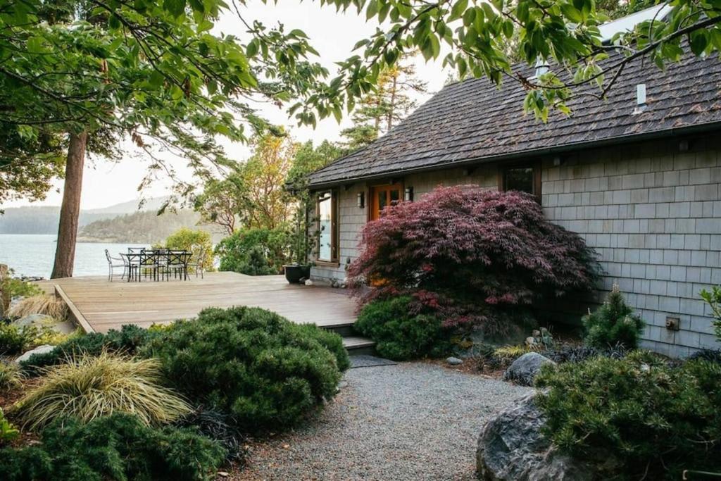 Luxe Beachfront, Hot Tub, Kayaking, Walk To Town, Eastsound