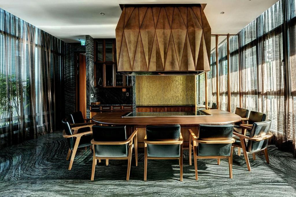 Hotel Dining