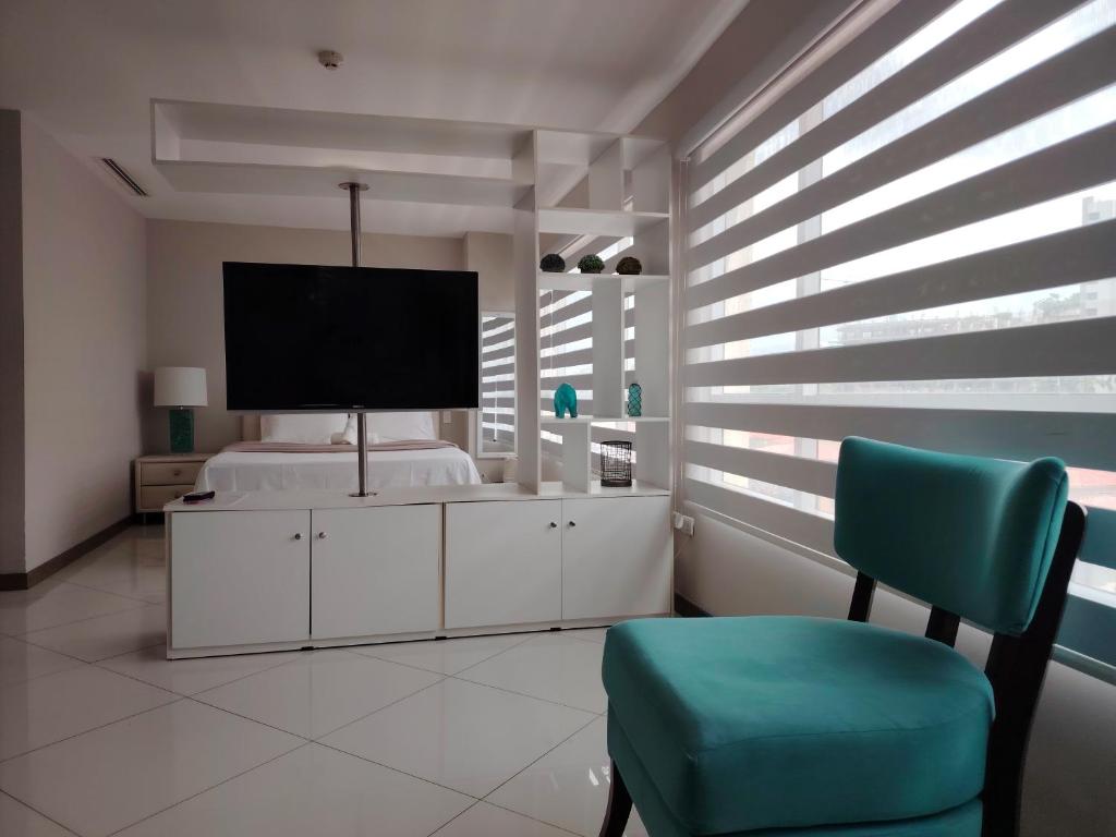 Suite at Pacific Plaza / Parque Empresarial Colón, Guayaquil