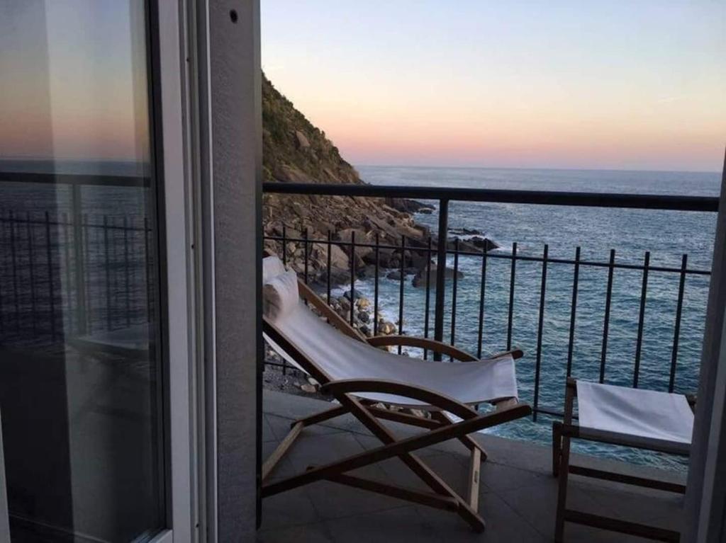 Carattino 12 Idyllic Seafront Retreat - 2