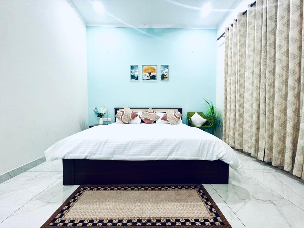 Next Little Door, Déhrádún