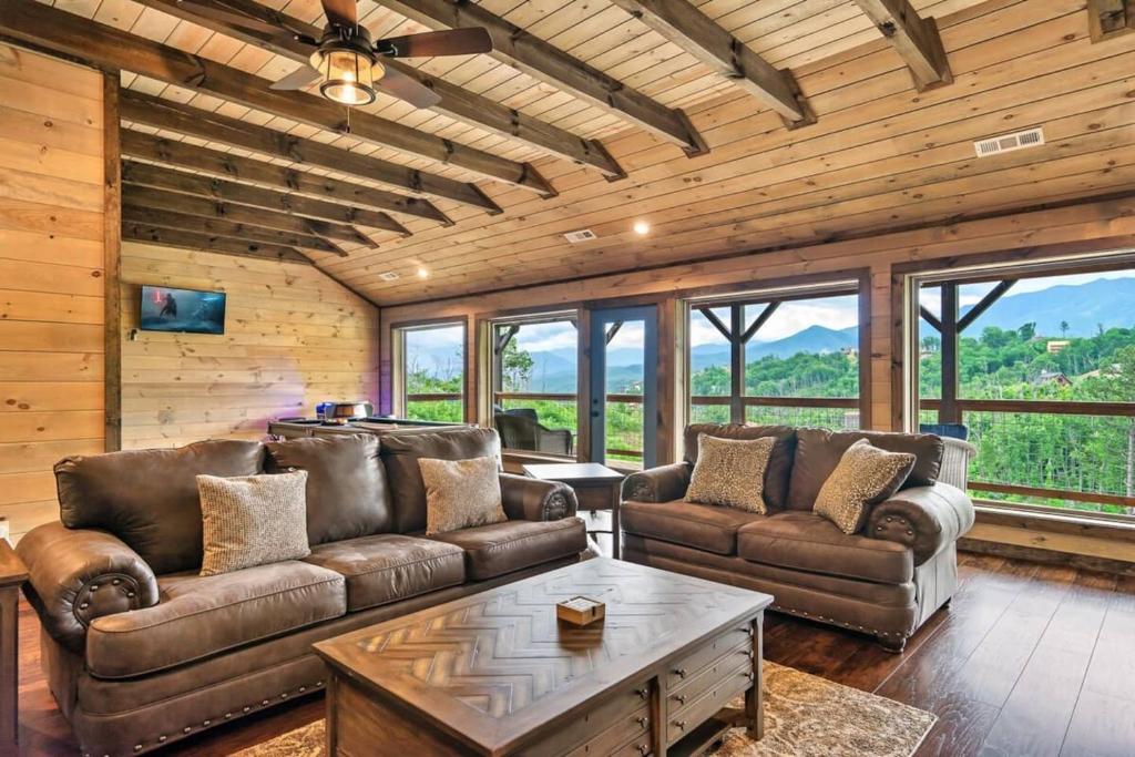 Newly Built Amazing View Chalet Perfect Location, Gatlinburg