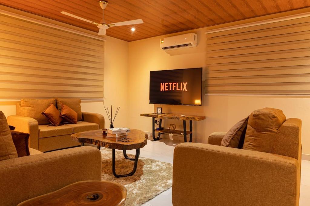 African Retreat-Open to Number of BDR choice plus Space, Tema