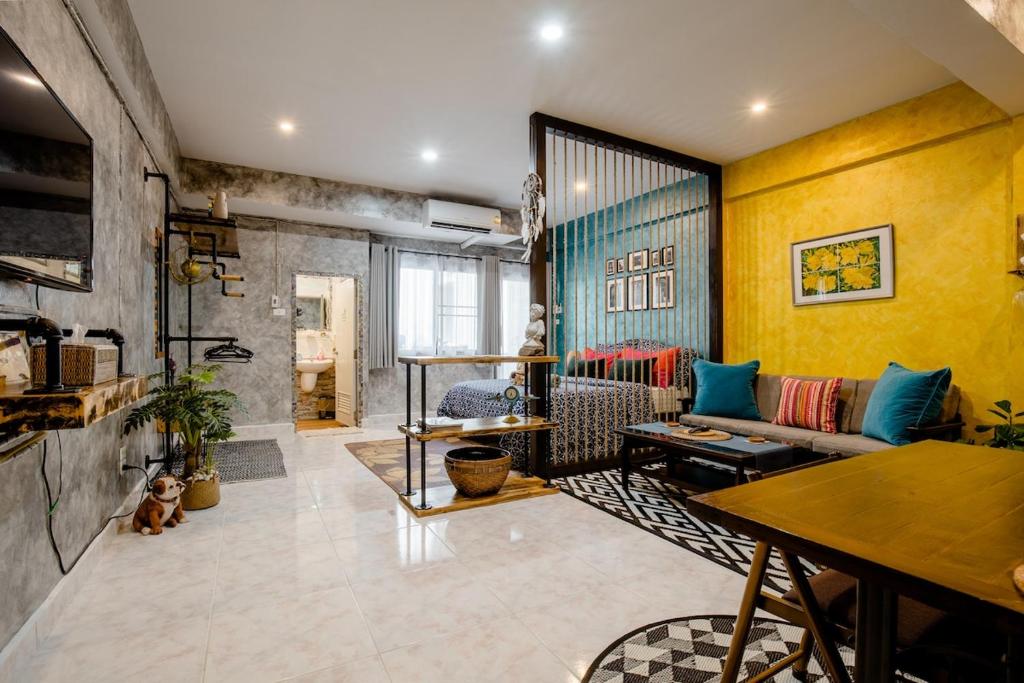 Double Studio with Balcony & Private Bath by Smile Loft, Ban Na Song